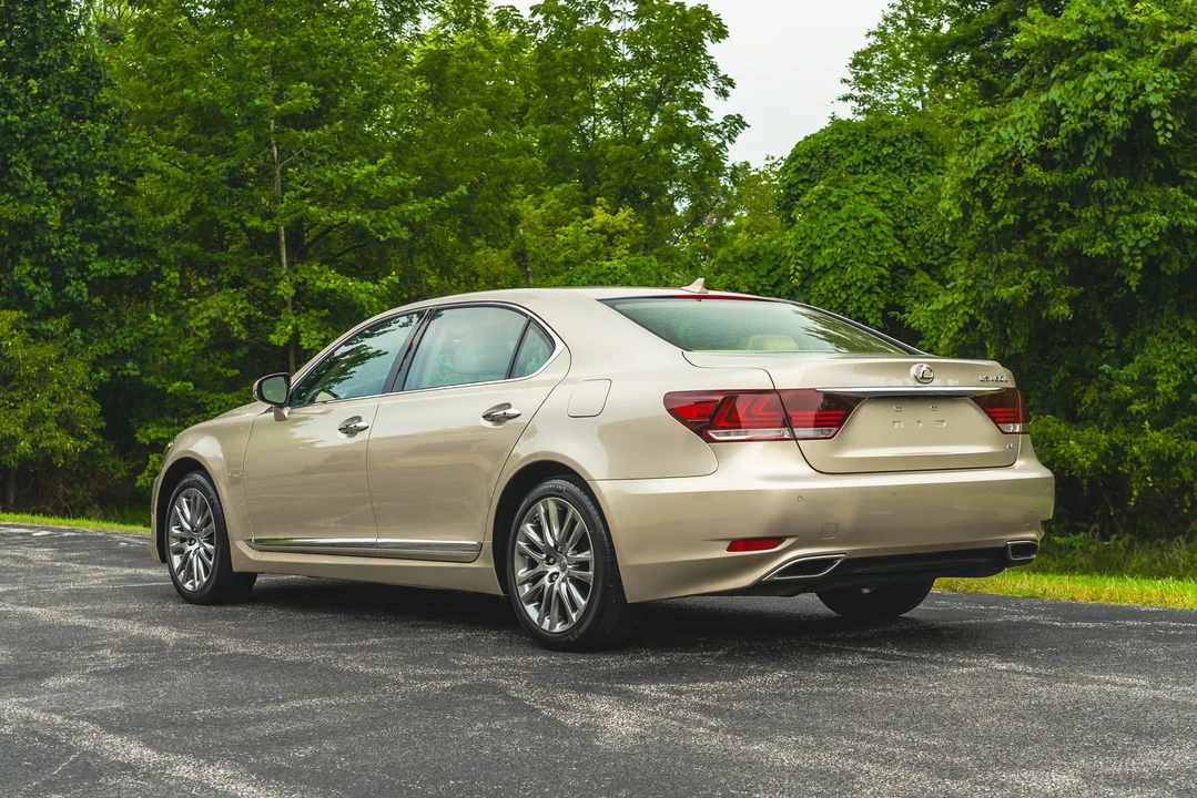 2013 Lexus LS 4th Gen - Image 15 of 31