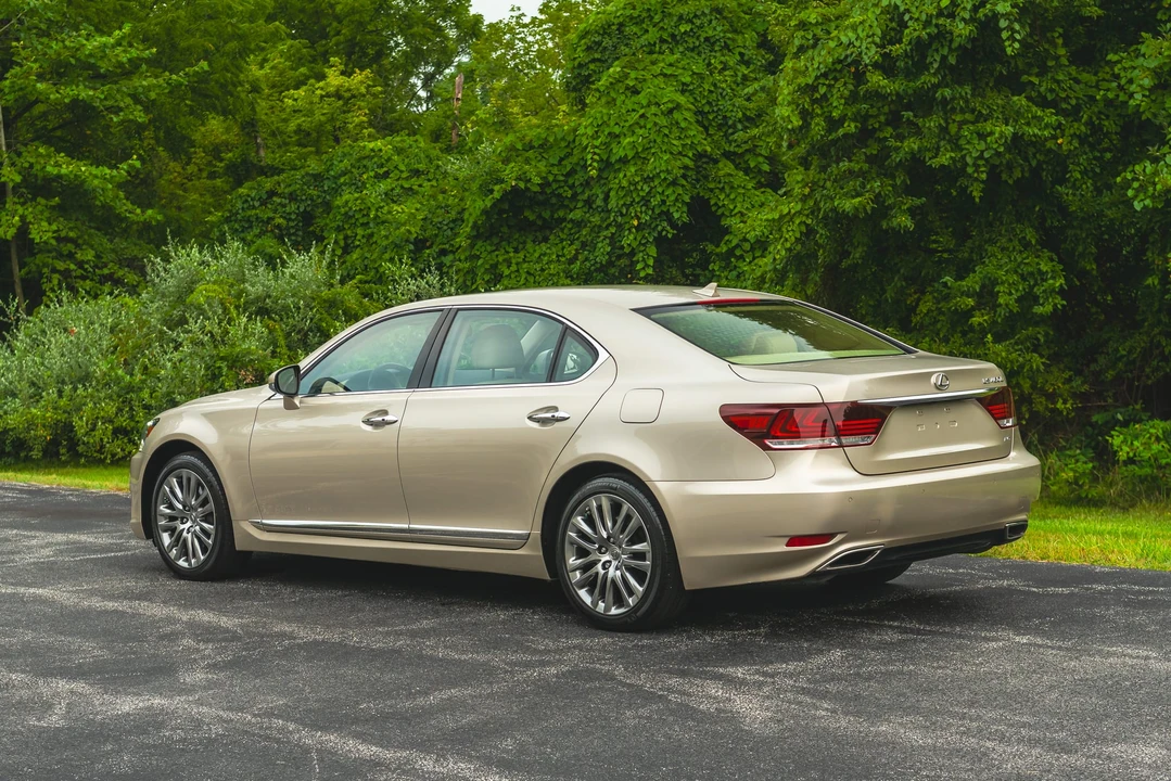 2013 Lexus LS 4th Gen - Image 13 of 31