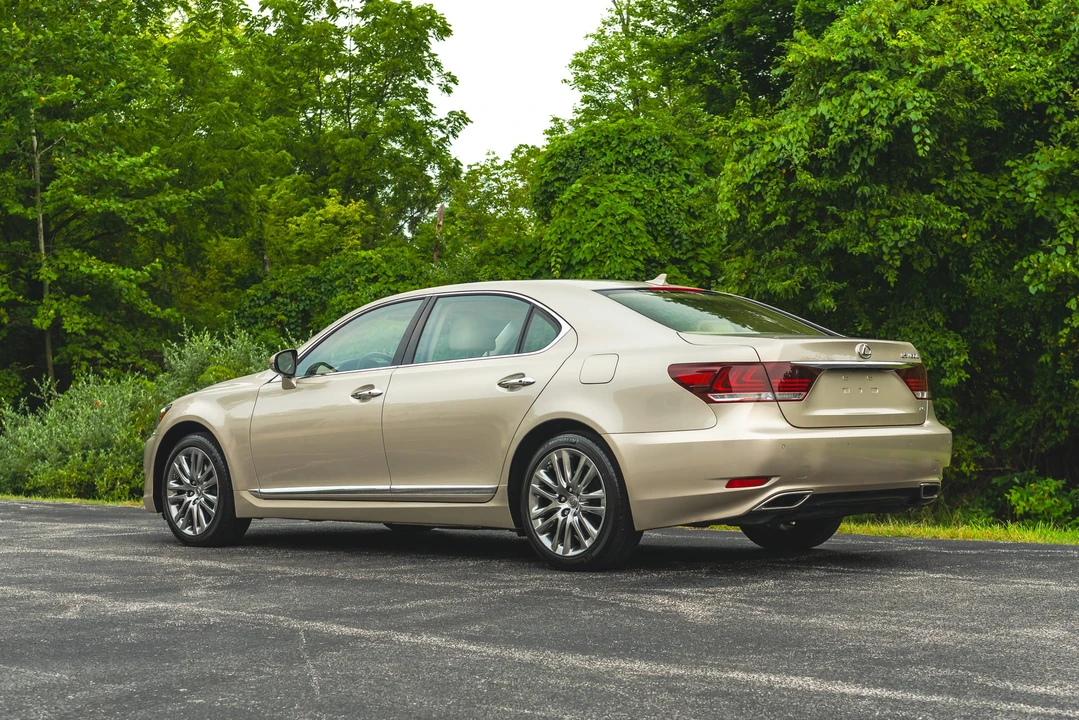 2013 Lexus LS 4th Gen - Image 12 of 31