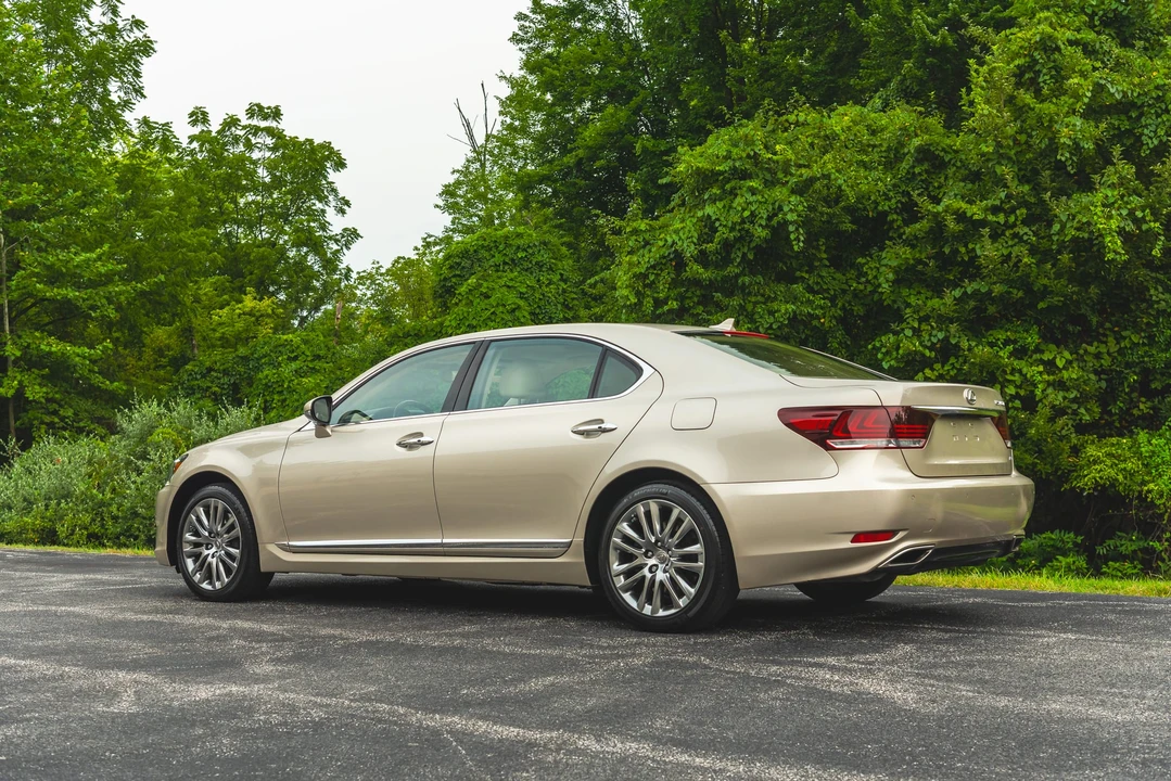 2013 Lexus LS 4th Gen - Image 11 of 31