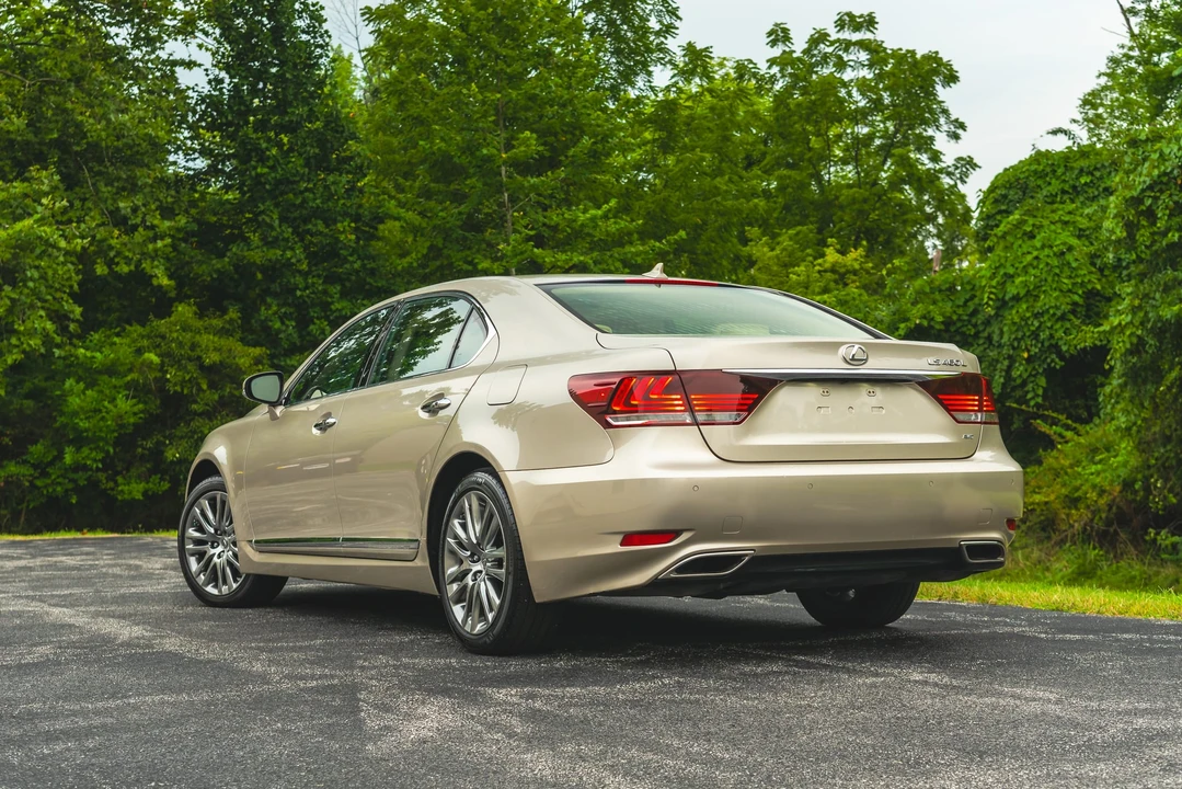 2013 Lexus LS 4th Gen - Image 16 of 31