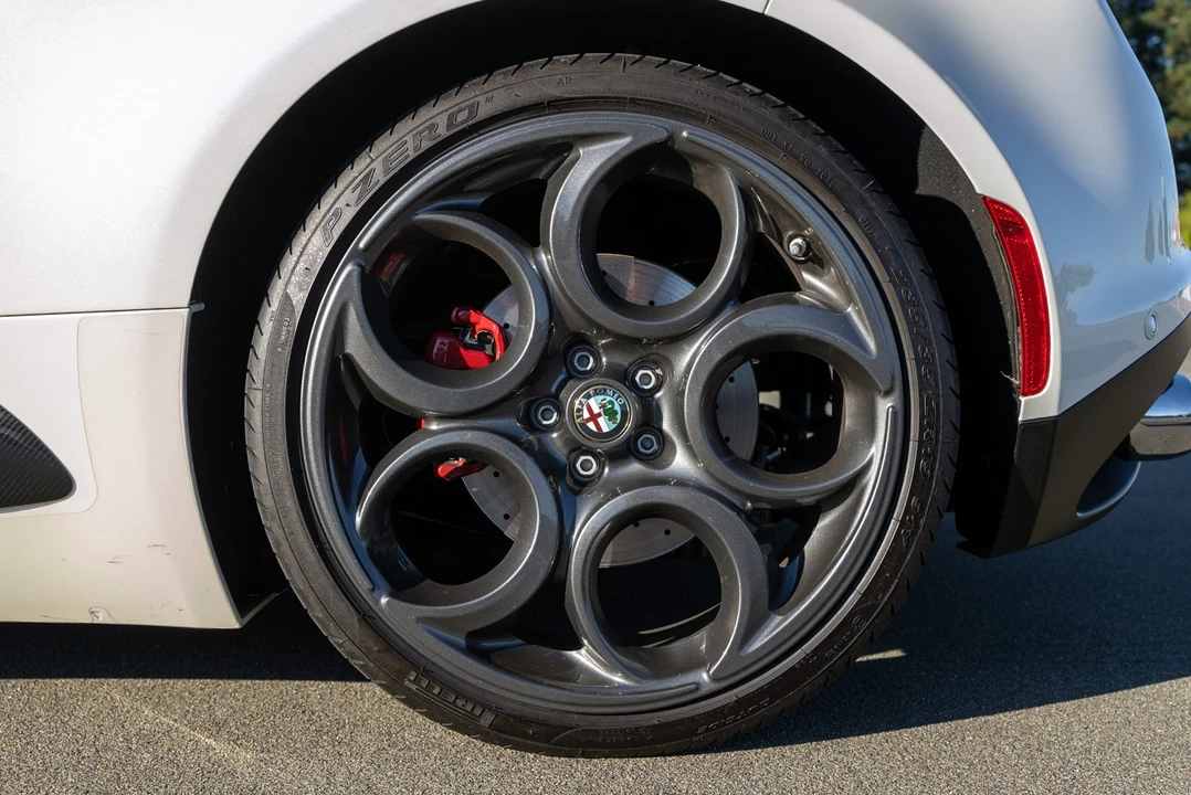 2015 Alfa Romeo 4C Coupe - Image 28 of 31
