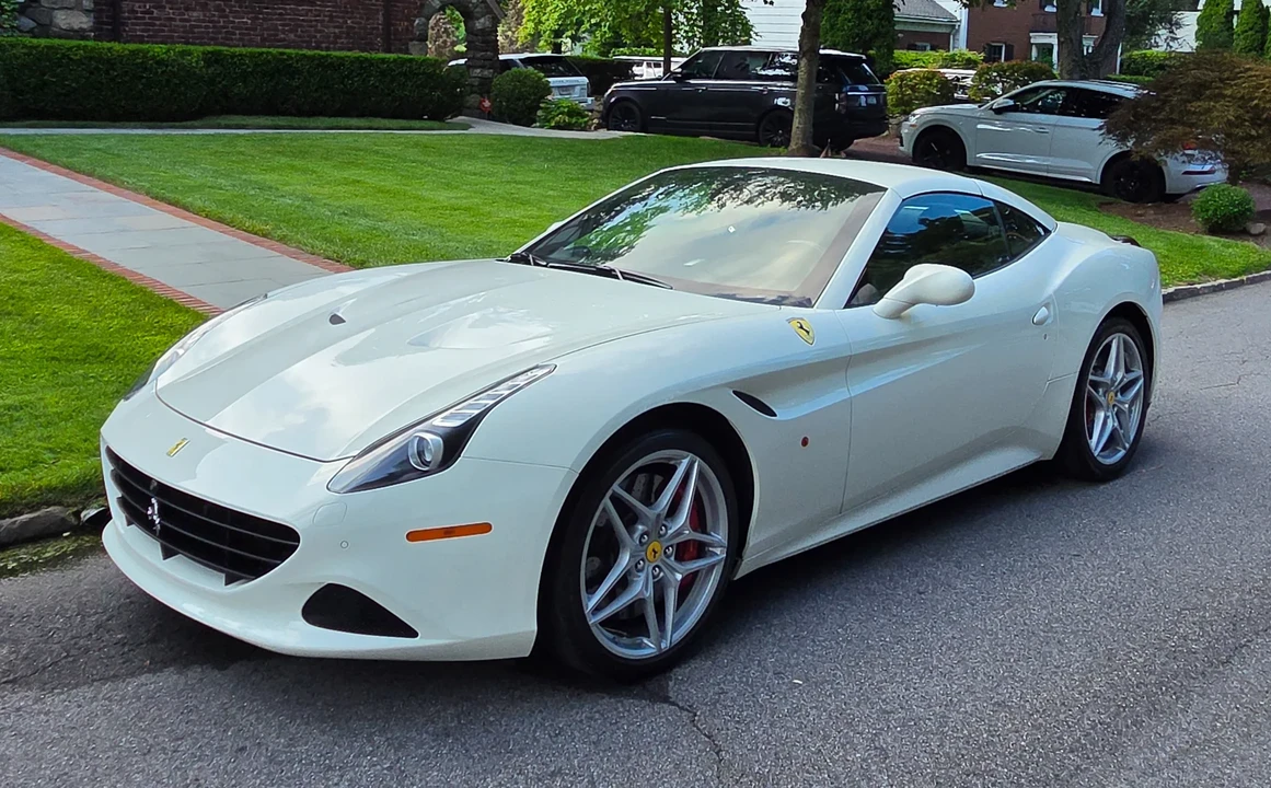 2016 Ferrari California T - Image 2 of 31