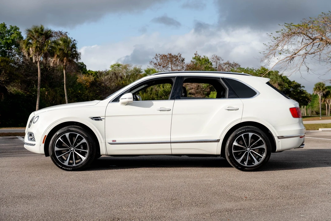 2017 Bentley Bentayga - Image 8 of 31