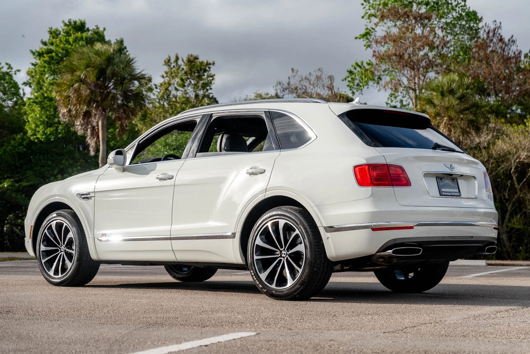 2017 Bentley Bentayga - Image 9 of 31