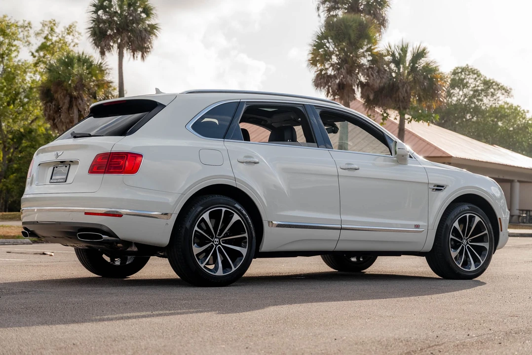 2017 Bentley Bentayga - Image 11 of 31