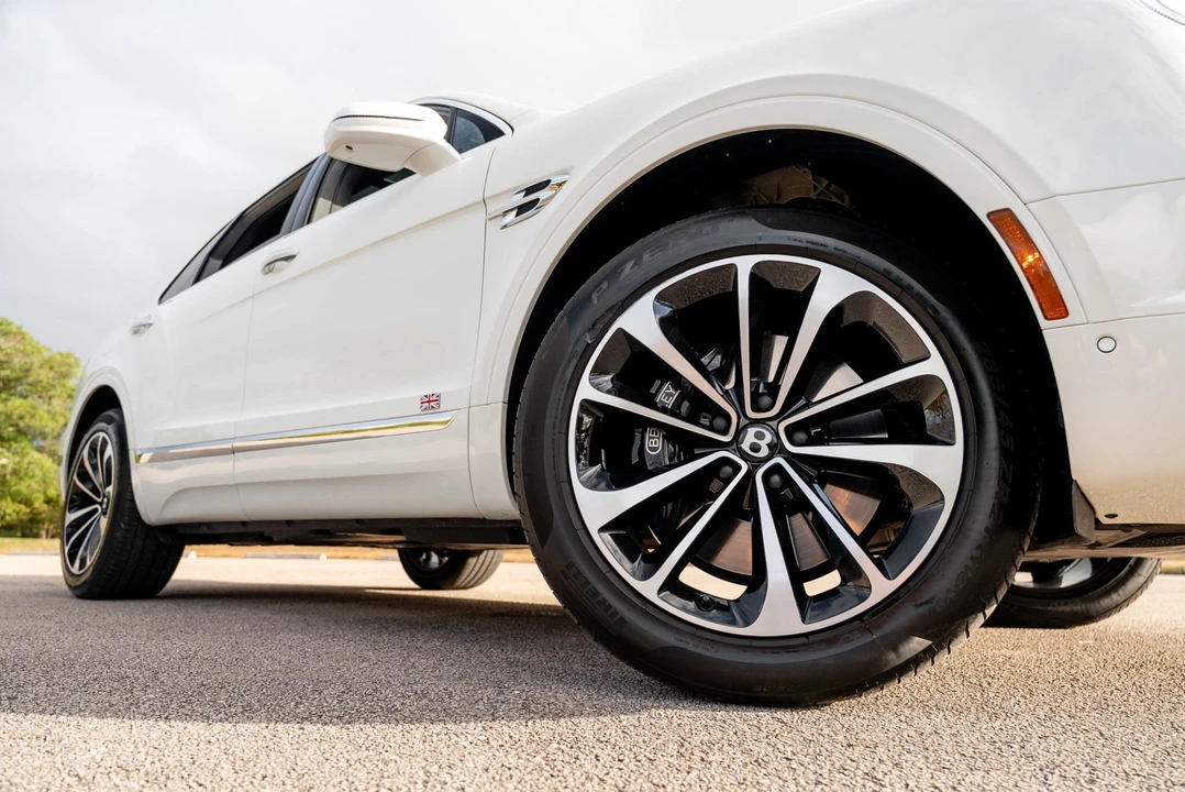 2017 Bentley Bentayga - Image 29 of 31