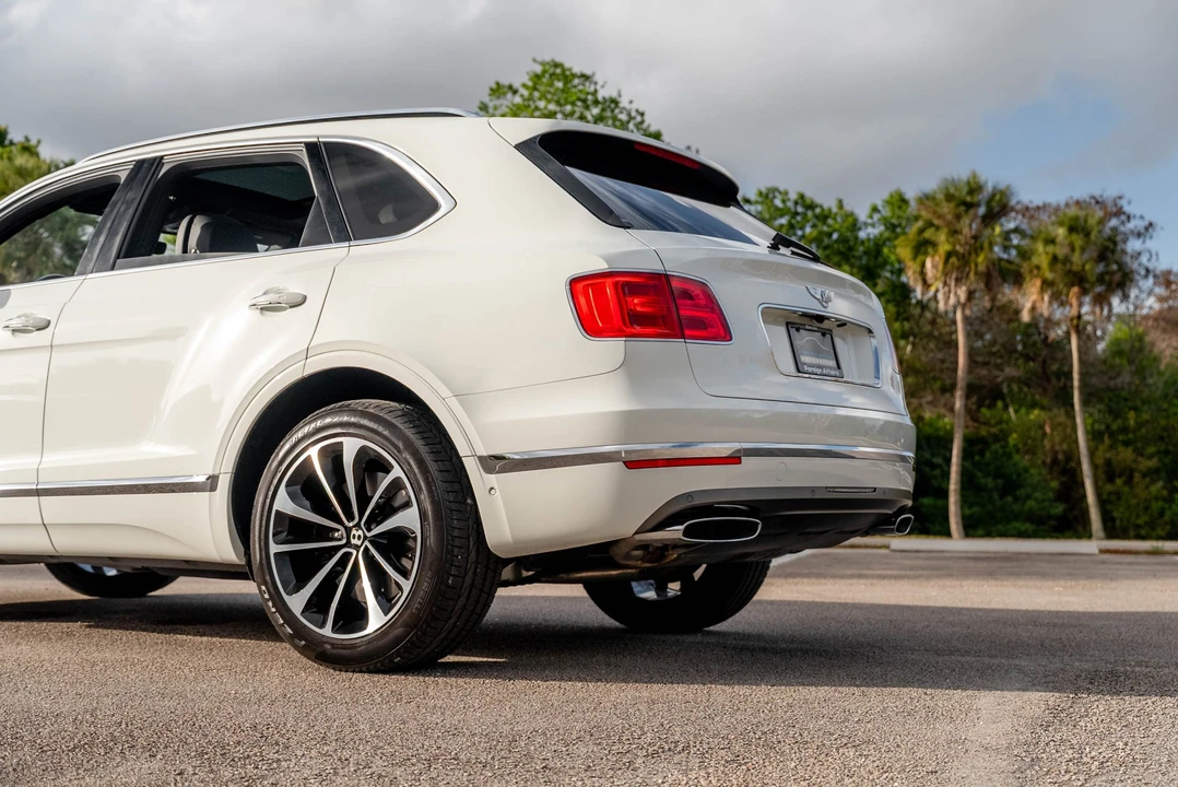 2017 Bentley Bentayga - Image 16 of 31