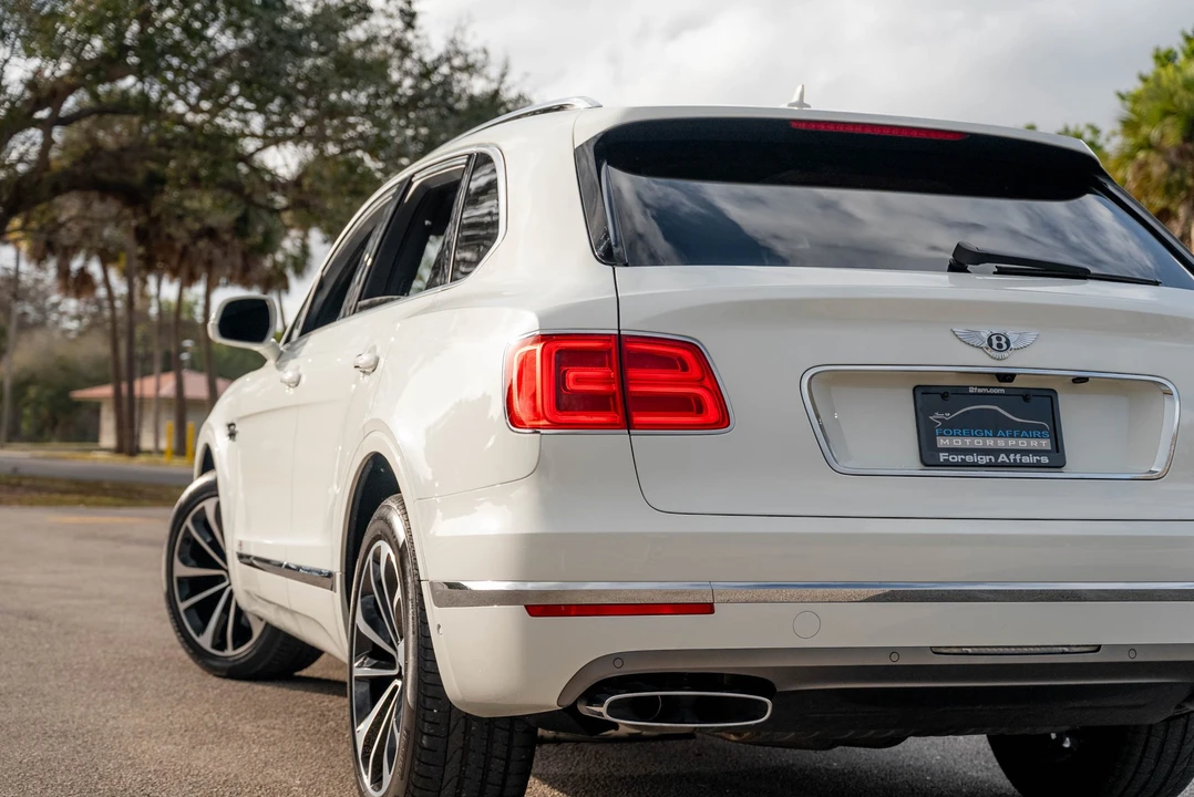 2017 Bentley Bentayga - Image 17 of 31