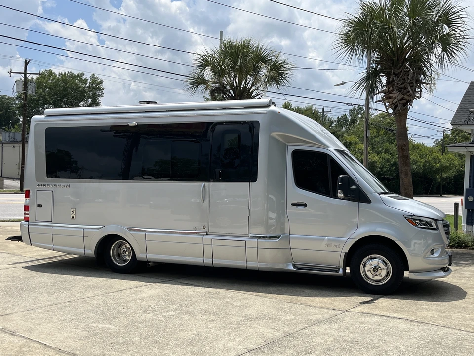 2022 Airstream - Image 10 of 31