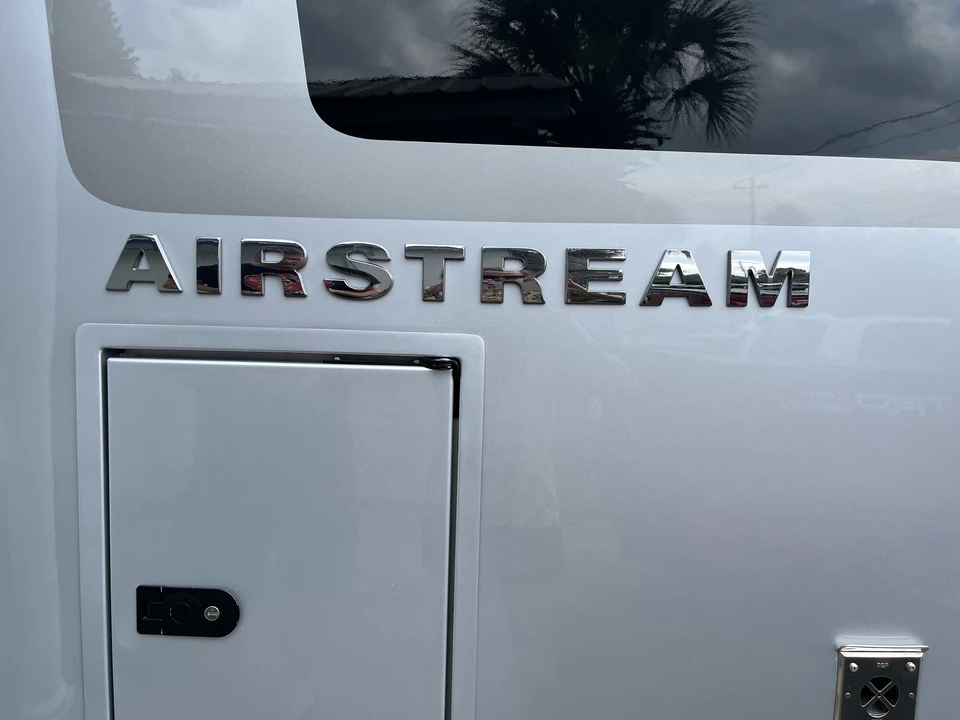 2022 Airstream - Image 20 of 31