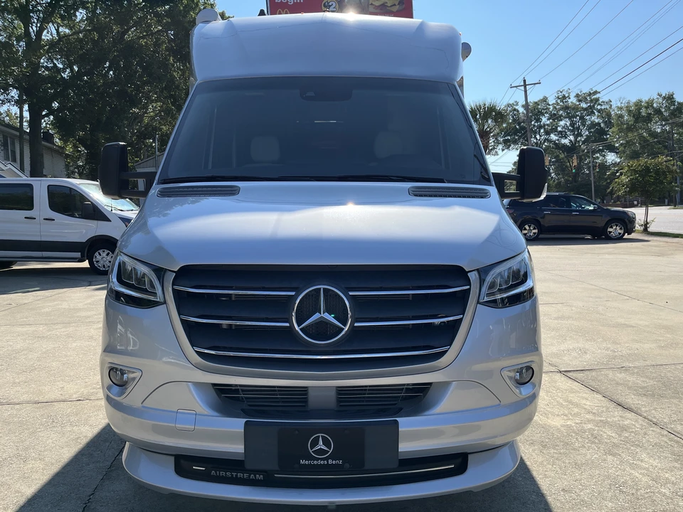 2022 Airstream - Image 3 of 31