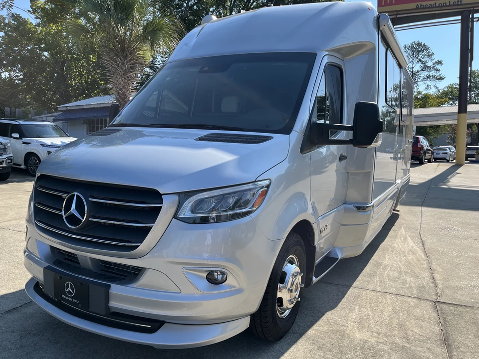 2022 Airstream - Image 2 of 31