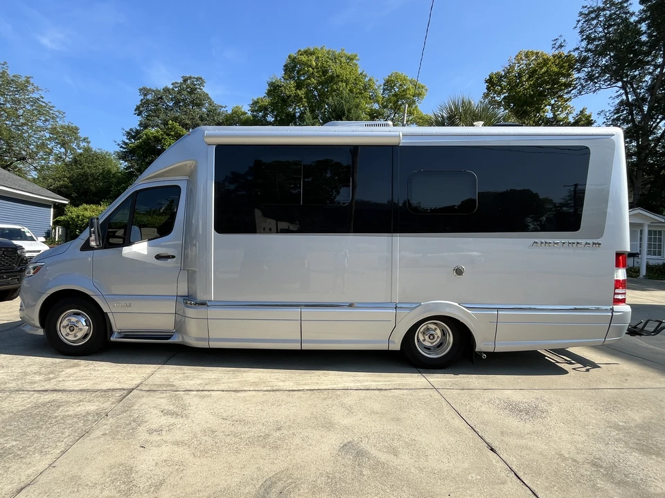2022 Airstream - Image 9 of 31