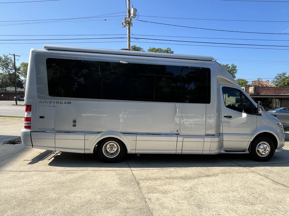 2022 Airstream - Image 5 of 31