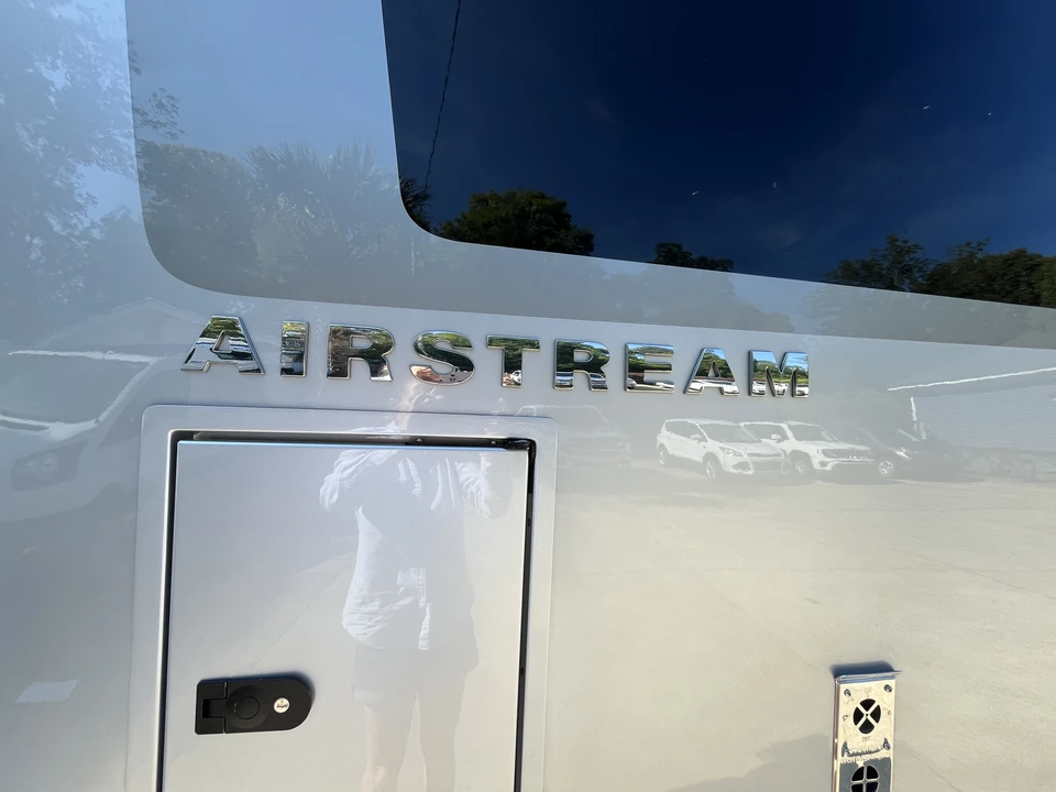 2022 Airstream - Image 21 of 31