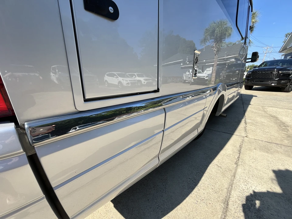 2022 Airstream - Image 17 of 31