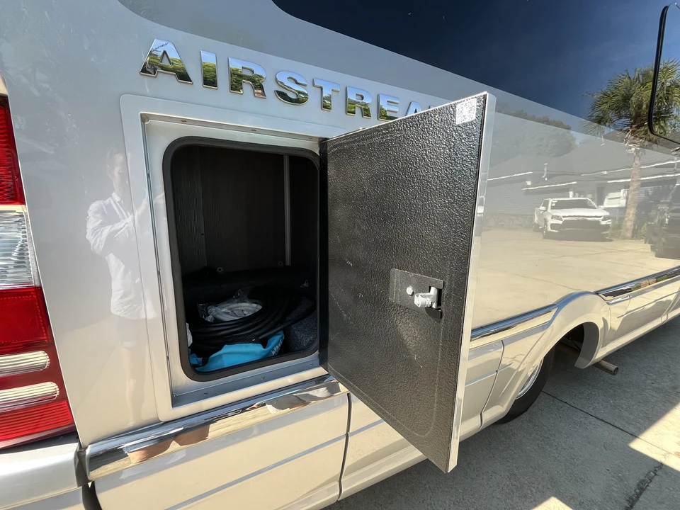 2022 Airstream - Image 19 of 31