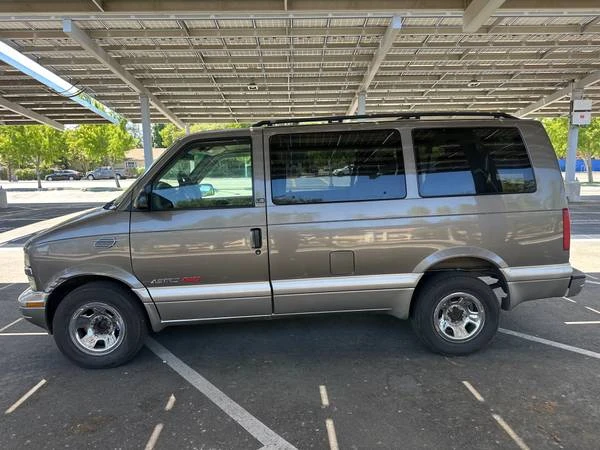 2002 Chevrolet Astro - Image 2 of 20