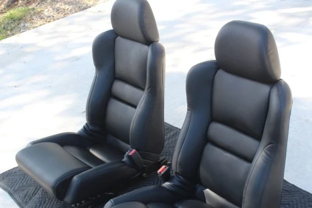 Parts & Memorabilia Seats & Interior - Image 2 of 4