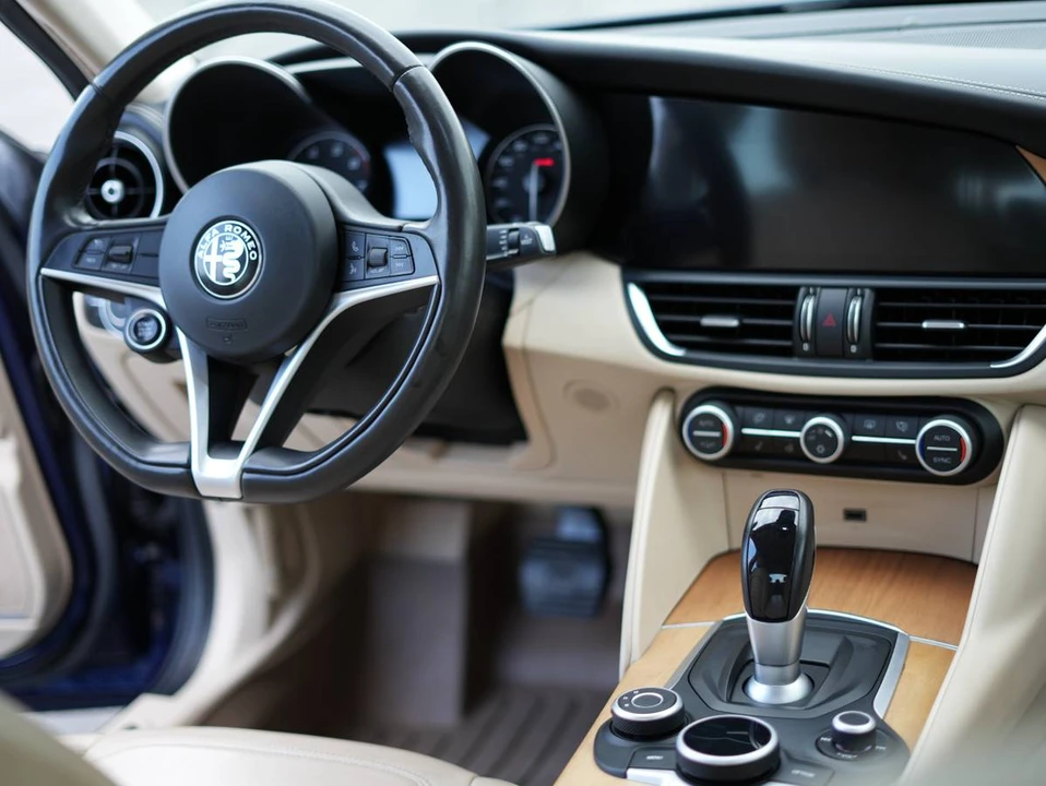 2017 Alfa Romeo Giulia - Image 6 of 11