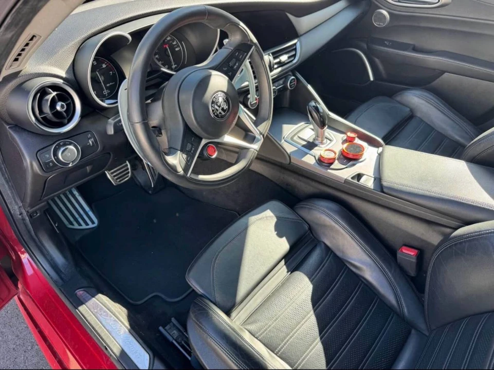2017 Alfa Romeo Giulia - Image 14 of 18