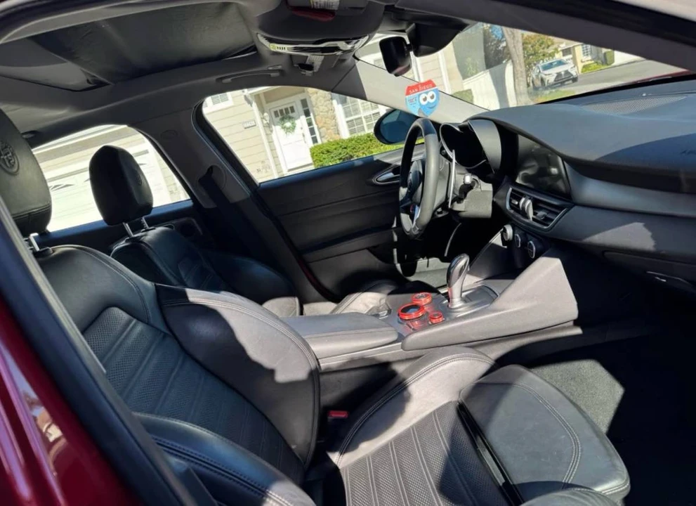 2017 Alfa Romeo Giulia - Image 17 of 18