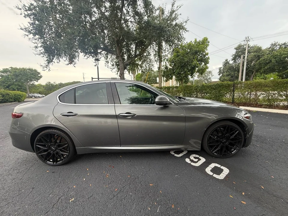 2017 Alfa Romeo Giulia - Image 5 of 13
