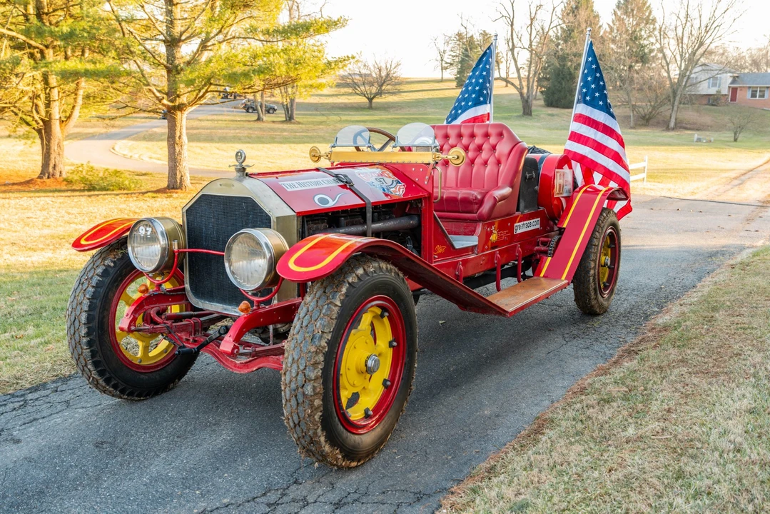 American LaFrance - Image 2 of 31