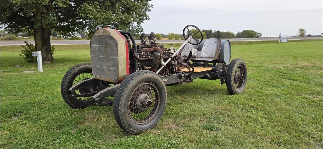 American LaFrance - Image 2 of 31