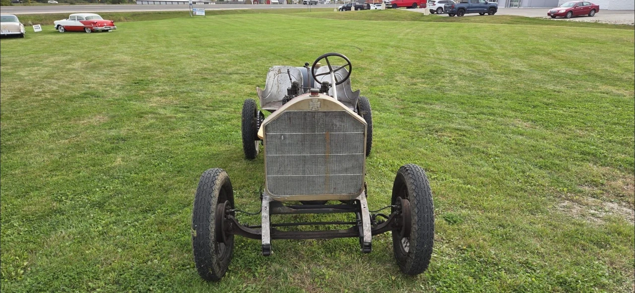 American LaFrance - Image 3 of 31
