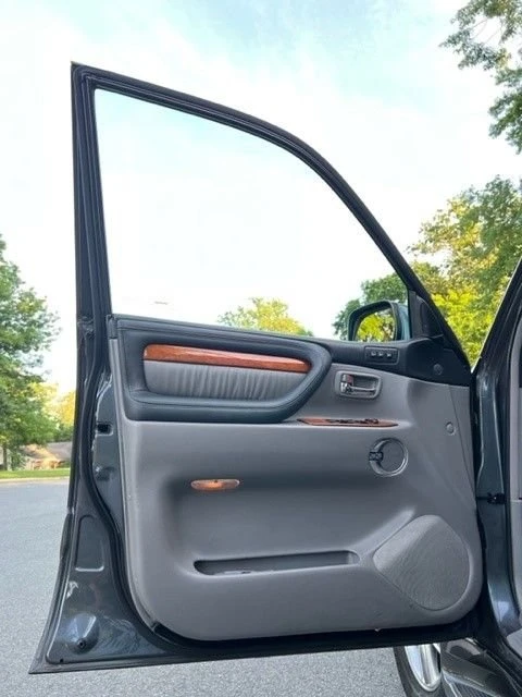 2006 Lexus LX 2nd Gen - Image 10 of 23