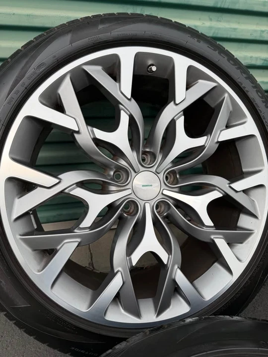 Aston Martin DBX - Image 6 of 8