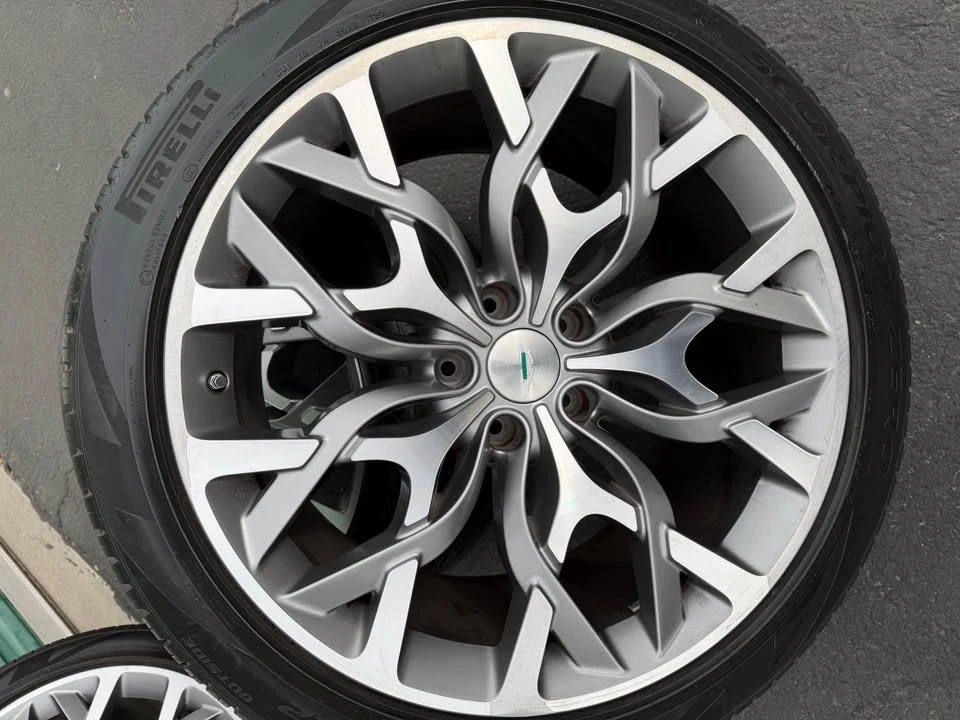 Aston Martin DBX - Image 8 of 8