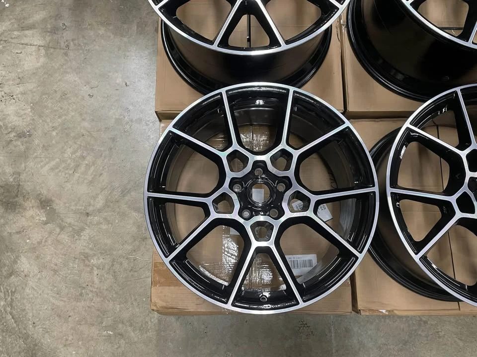 Aston Martin DBX - Image 2 of 10