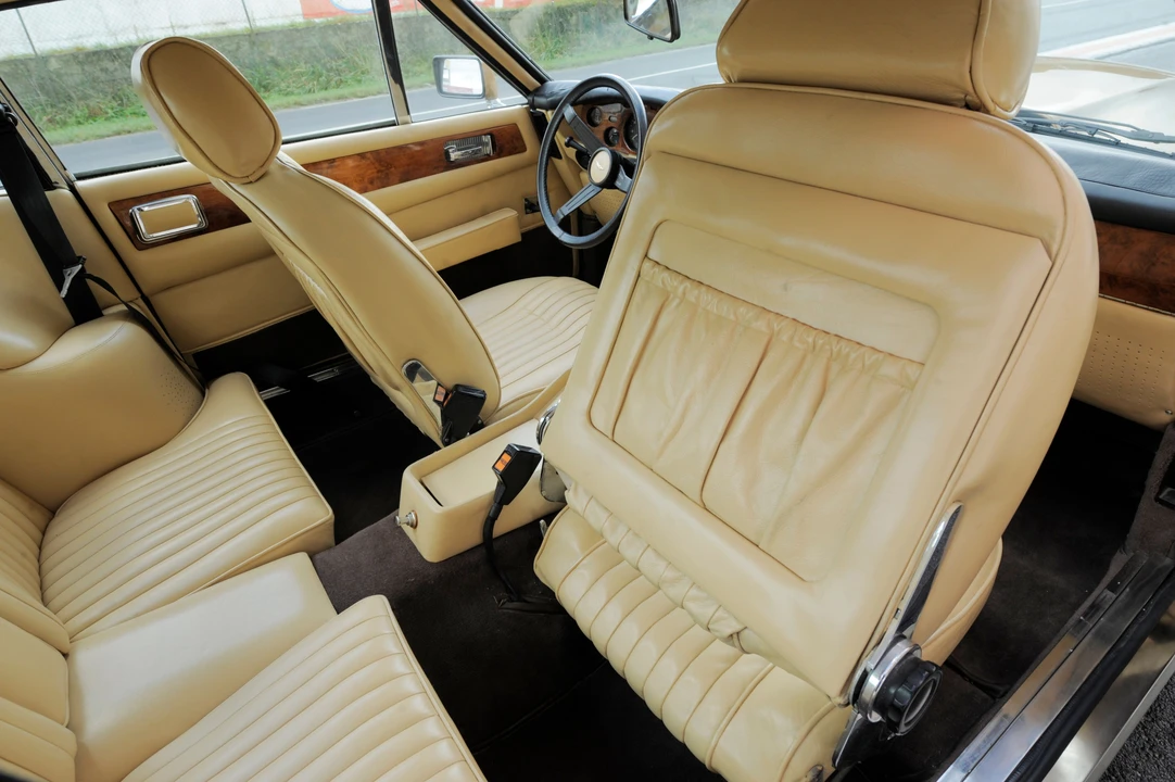 Aston Martin AM V8 - Image 21 of 31