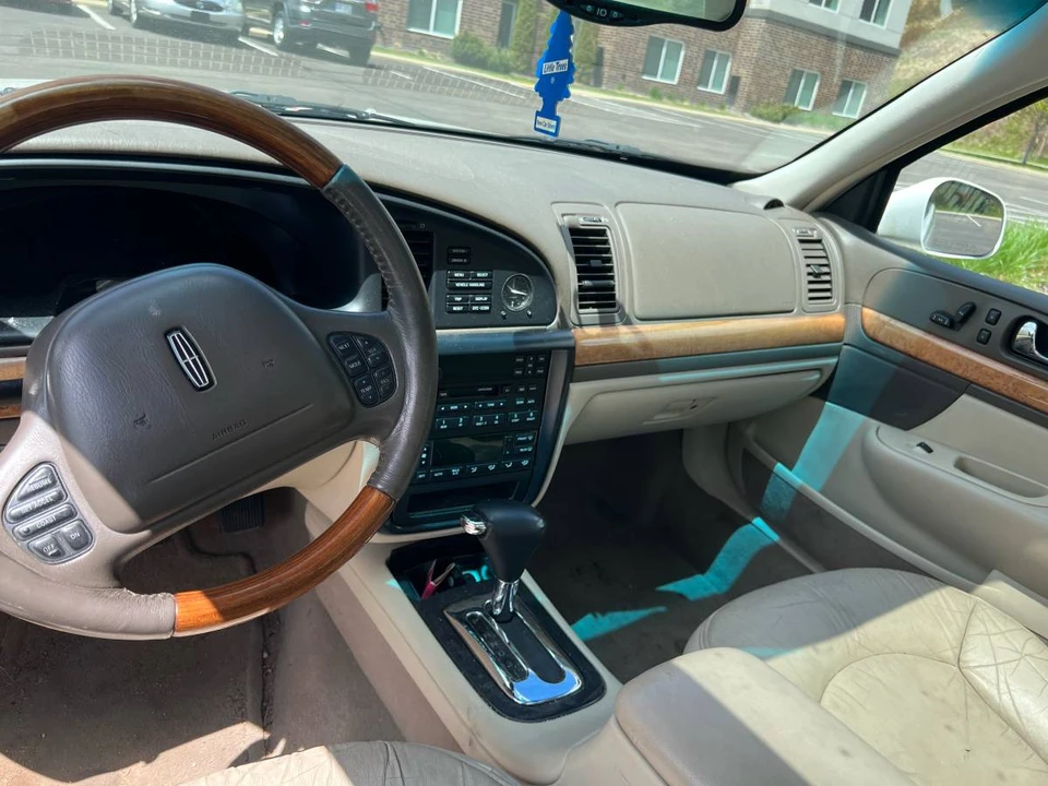 2001 Lincoln Continental 9th Gen - Image 2 of 4