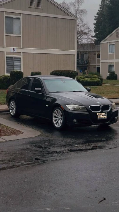 2011 BMW E90 3 Series Sedan - Image 2 of 2