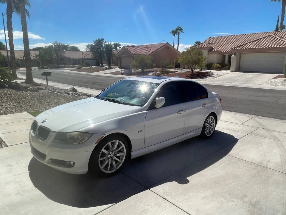 2010 BMW E90 3 Series Sedan - Image 4 of 5