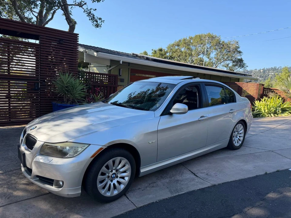 2009 BMW E90 3 Series Sedan - Image 2 of 11
