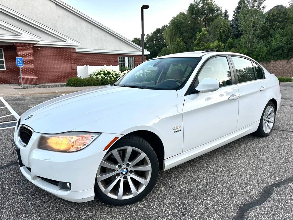 2011 BMW E90 3 Series Sedan - Image 4 of 6