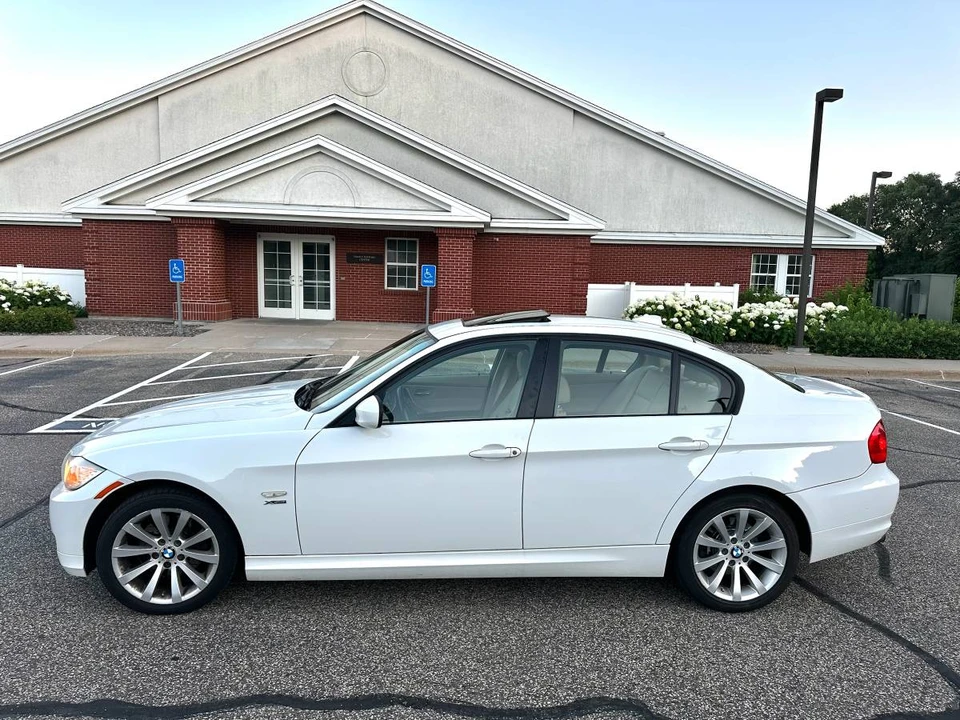 2011 BMW E90 3 Series Sedan - Image 3 of 6