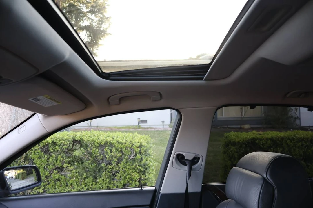 2007 BMW E60 545i & 550i Sedan - Image 10 of 13