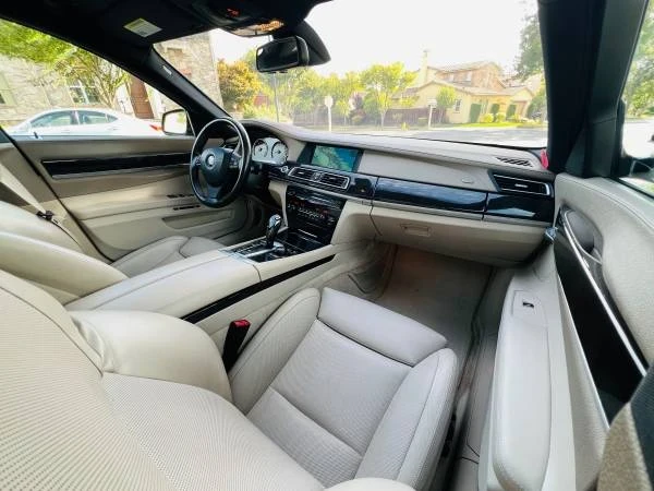 BMW E38 750i & 750iL Sedan - Image 12 of 21