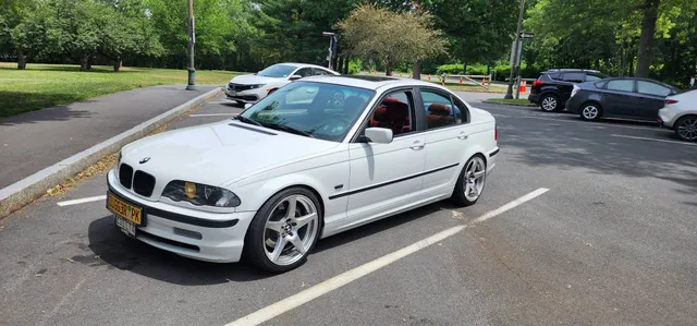 2000 BMW 323i Sedan