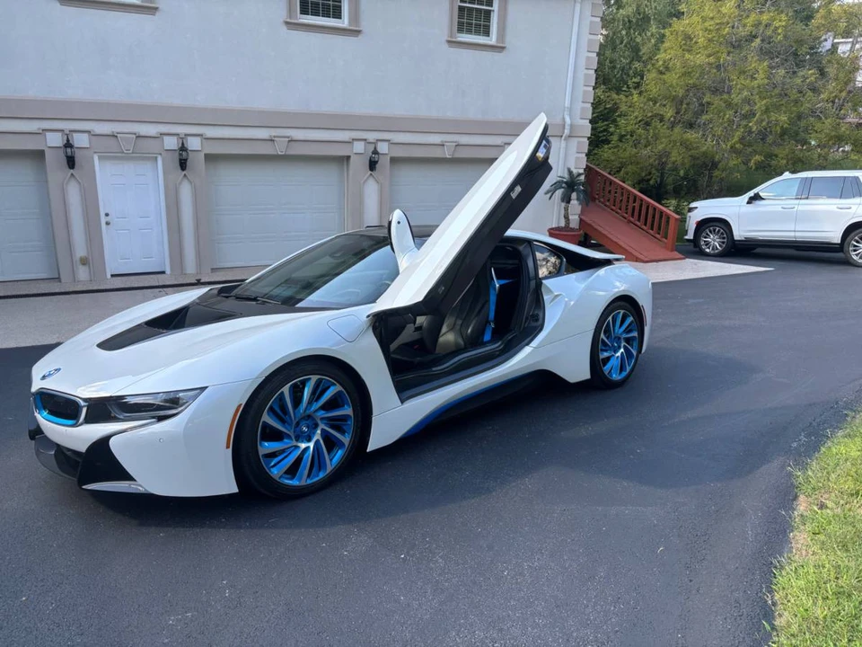 2016 BMW i8 - Image 2 of 15