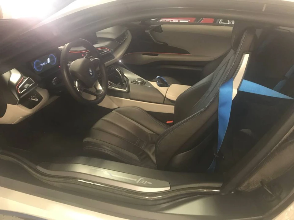 2016 BMW i8 - Image 11 of 15