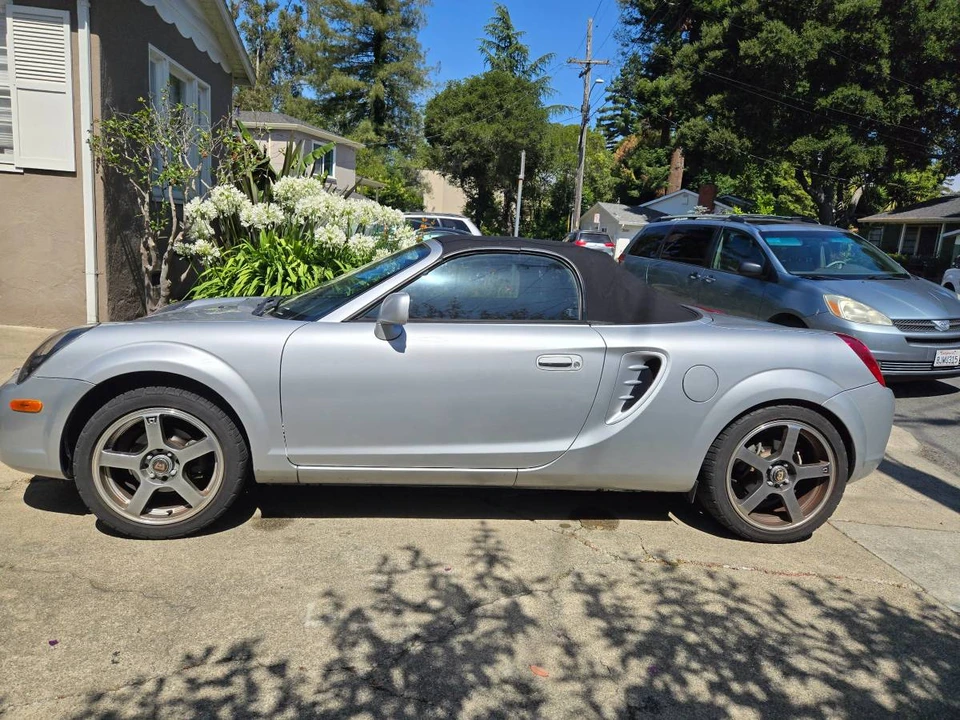 2003 Toyota MR2 Spyder/MR-S - Image 2 of 3