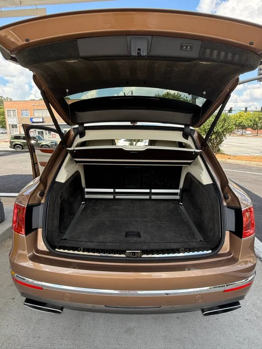 2018 Bentley Bentayga - Image 17 of 24