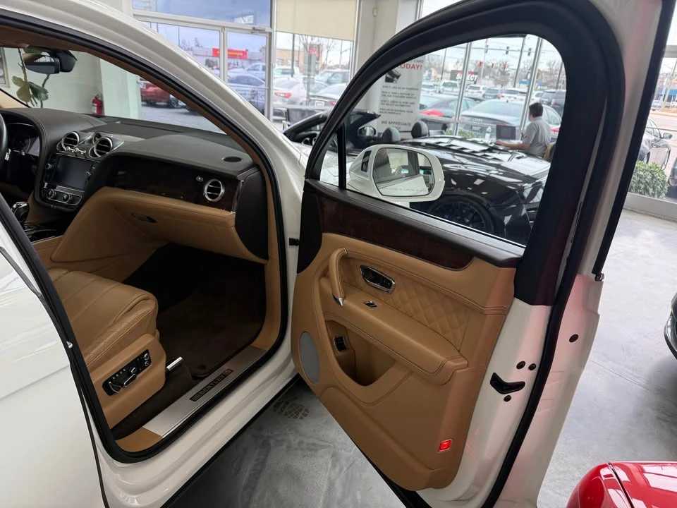 2017 Bentley Bentayga - Image 4 of 8
